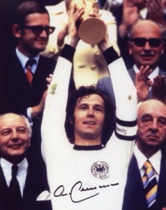 Beckenbauer solleva al cielo la Coppa del Mondo 1974 dopo aver sconfitto l'Olanda di Cruijff